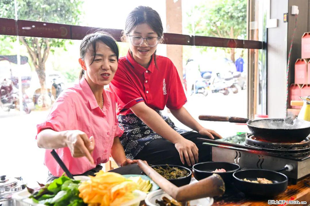 全网追的“扁担女孩”，找了一份暑假工，时薪12元 - 神农架生活资讯 - 神农架28生活网 snj.28life.com