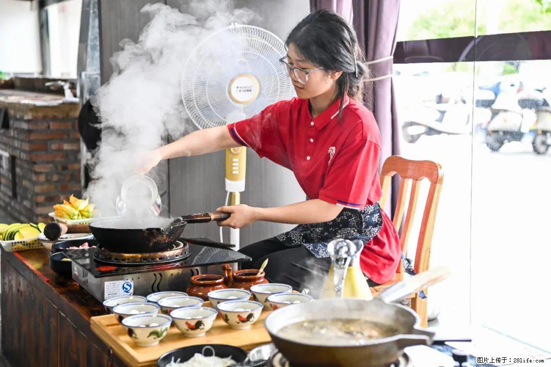 全网追的“扁担女孩”，找了一份暑假工，时薪12元 - 神农架生活资讯 - 神农架28生活网 snj.28life.com
